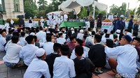Acara diisi dengan orasi-orasi dari para tokoh dan ulama dari berbagai daerah.