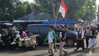 Sebagian peserta hadir sambil mengibarkan bendera merah putih.