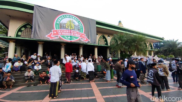 Massa dari berbagai daerah di Priangan timur mengikuti tasyakur Reuni 212 di Masjid Agung Ciamis, Kamis (2/12/2021). Mereka melaksanakan salat subuh berjamaah dan doa bersama untuk Indonesia.