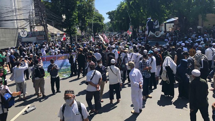 Massa Reuni 212 berdatangan dari arah Tanah Abang ke Sarinah, Kamis (2/12/2021)