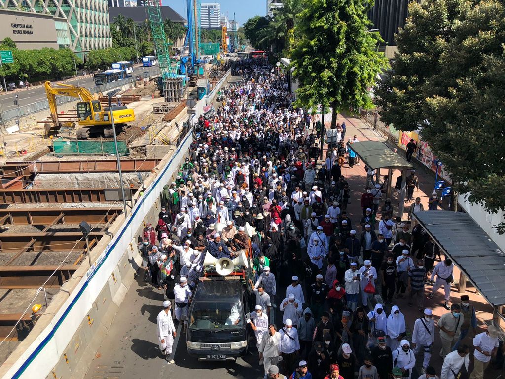Massa Reuni 212 berdatangan dari arah Tanah Abang ke Sarinah, Kamis (2/12/2021)