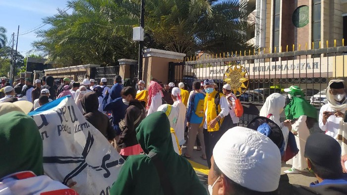Massa Reuni 212 di depan Gedung Muhammadiyah (Adhyasta Dirgantara/detikcom)