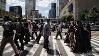 Mereka meninggalkan lokasi secara bertahap.