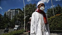 Massa ini sempat berkumpul di sejumlah titik di Jakarta. Namun mereka tidak bisa merapat ke kawasan Monas karena ditutup oleh polisi.