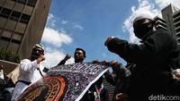 Massa Reuni 212 telah berada di sana sejak pukul 09.00 WIB.