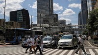 Massa aksi terdiri atas berbagai kalangan usia.