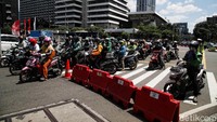 Polisi sempat menutup jalan yang mengaraha ke Monas untuk mengantisipasi massa reuni.