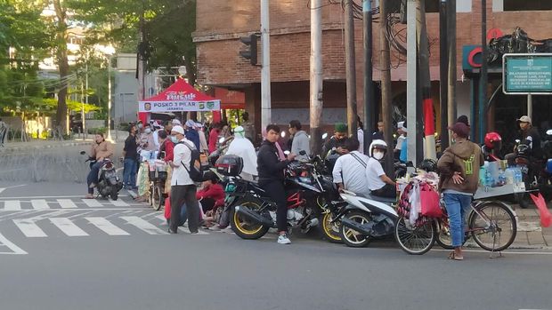 Massa Reuni 212 tetap hendak ke kawasan Patung Kuda, Jakarta Pusat (Jakpus), meski dilarang oleh Satgas COVID-19 dan tidak dapat izin dari Polda Metro Jaya. Massa mulai meramaikan sejumlah titik di kawasan Kebon Sirih, Jakpus.