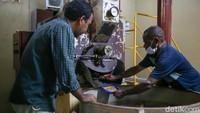 Koperasi ini mengumpulkan hasil kopi lalu kemudian dibawa menggunakan helikopter. Setelah gabah diambil kemudian proses penjemuran, roasting, dan packaging dilakukan di Timika dan dijual dengan harga Rp 100 ribu per 250 gr.