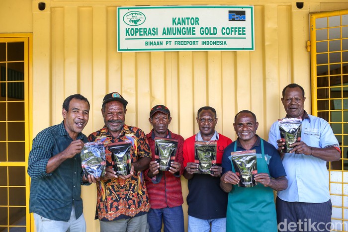 Para petani kopi binaan Koperasi Amungme Gold tengah melakukan penyortiran biji kopi, Timika, Kabupaten Mimika, Papua.