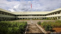 Dilengkapi dengan lapangan upacara yang begitu besar, Sekolah Asrama Taruna Papua bak sekolah internasional di ibu kota.