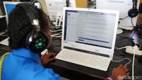 Selain soal fasilitas kesehatan, sekolah ini juga mempunyai sarana dan kurikulum yang mumpuni, seperti ekskul yang mencapai 100 jenis, lab alam, hingga kolam vektor malaria.