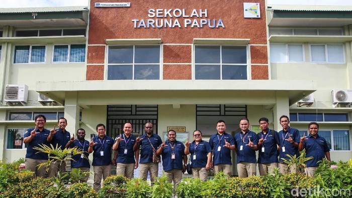 Melihat Sekolah Bertaraf Internasional di Timika Dua orang murid Sekolah Asrama Taruna Papua tengah menjalani pembelajaran di ruang laboratorium bahasa, Timika, Kabupaten Mimika, Papua. Sekolah Asrama Taruna Papua yang berdiri sejak tahun 2007 lalu dibuat oleh PT Freeport Indonesia untuk anak-anak suku pedalaman yang terdampak dari proyek tambang.