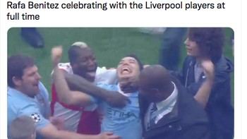 Meme Benitez merayakan kemenangan Liverpool bersama para pemainnya. Foto: Twitter