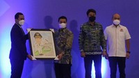 Wakil Gubernur DKI Jakarta Riza Patria (kedua kanan) menerima cinderamata dari Ketua Umum Badan Pengurus Daerah (BPD) Himpunan Pengusaha Muda Indonesia Jakarta Raya (HIPMI Jaya) Sona Maesana (kedua kiri), disaksikan Sekretaris Jenderal BPP HIPMI, Bagas Adhadirga (kedua kanan) dan Wakil Ketua Umum bidang Energi dan Pekerjaan Umum Kadin DKI Jakarta, Afifuddin Suhaeli Kalla (kanan) saat Pengukuhan Anggota Baru HIPMI Jaya Angkatan 2021 di The Tribrata Darmawangsa, Jakarta Selatan, Kamis (2/12/2021).