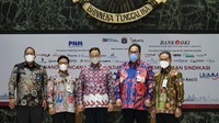 Gubernur DKI Jakarta, Anies Baswedan, bersama Direktur Utama Bank DKI, Fidri Arnaldy, Direktur Kredit UMK dan Usaha Syariah Bank DKI, Babay Parid Wazdi, Direktur Keuangan Bank DKI, Romy Wijayanto, dan Direktur Kelembagaan dan Perencanaan PNM, Sunar Basuki, saat penandatanganan perjanjian kredit dan pembiayaan sindikasi kepada PT Permodalan Nasional Madani (PT PNM) senilai Rp4 triliun bersama 18 BPD, 1 Bank Swasta, dan BPKH.