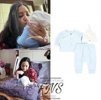 Baru saja lahir, harga dari outfit baby Rayyanza memang sudah berhasil membuat netizen tercengang. Masih dalam merek yang sama, Petit Bateau, dalam foto ini baby Rayyanza tampak mengenakan Baby Boys Blue Tube-Knit Gift Set seharga Rp 750 ribu. Foto: Instagram/@fashion_nagitaslavina