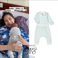 Tengah dipeluk oleh Nagita Slavina, baby Rayyanza dan Nagita terlihat kompak mengenakan outtfit bernuansa biru. Tak main-main, rupanya harga outfit yang dikenakan oleh baby Rayyanza itu mencapai setengah juta. Baby Boys Light Blue Long Sleeve Bodysuit & Pants dibanderol dengan harga sekitar Rp 545 ribu. Foto: Instagram/@fashion_nagitaslavina