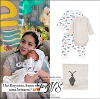 Tak kalah bikin tercengang, harga outfit dari baby Rayyanza yang satu ini mencapai jutaan rupiah. Pakaian Babies Bear Patterned Organic Cotton Clothing 3-pack itu dibanderol dengan harga sekitar Rp 880 ribu. Sedangkan untuk selimutnya, Bunny Knit Blanket yang berasal dari Stella McCartney Kids dibanderol dengan harga sekitar Rp 1,5 juta. Foto: Instagram/@fashion_nagitaslavina