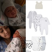 Penampilan baby Rayyanza yang satu ini pun tak kalah menggemaskan. Tampil dengan topi My First Knitted Hat dari Mothercare yang berharga Rp 209 ribu, pakaian bermotif gambar hewan Monochrome Pyjama 3-pack seharga Rp 499 ribu, dan kain bedong bayi Wrap Swaddle 3-pack dari Aden and Anais seharga Rp 459 ribu, penampilan baby Rayyanza benar-benar menyita perhatian. Bagaimana menurutmu? Foto: Instagram/@fashion_nagitaslavina