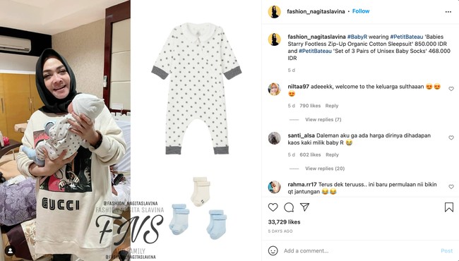 Nagita Slavina dan Raffi Ahmad pastinya ingin memberikan yang terbaik untuk anak-anaknya, termasuk dalam masalah outfit. Seperti dalam foto ini, baby Rayyanza tampak mengenakan pakaian dan kaos kaki yang berasal dari merek Perancis Petit Bateau. Babies Starry Footless Zip-Up Organic Cotton Sleepsuit dibanderol dengan harga sekitar Rp 850 ribu, sedangkan kaos kaki Set of 3 Pairs of Unisex Baby Socks dibanderol dengan harga Rp 468 ribu. Foto: Instagram/@fashion_nagitaslavina