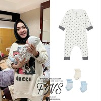 Nagita Slavina dan Raffi Ahmad pastinya ingin memberikan yang terbaik untuk anak-anaknya, termasuk dalam masalah outfit. Seperti dalam foto ini, baby Rayyanza tampak mengenakan pakaian dan kaos kaki yang berasal dari merek Perancis Petit Bateau. Babies Starry Footless Zip-Up Organic Cotton Sleepsuit dibanderol dengan harga sekitar Rp 850 ribu, sedangkan kaos kaki Set of 3 Pairs of Unisex Baby Socks dibanderol dengan harga Rp 468 ribu. Foto: Instagram/@fashion_nagitaslavina