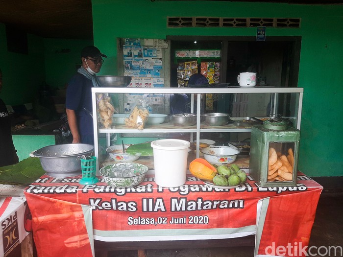 Nasi Campur Khas Lombok Nasi Campur Khas Lombok Bisa Dinikmati di Warung Nasi Inaq Hj. Nurilah yang Kerap Dikenal dengan Nasi Campur Seganteng. Lauknya Beragam, Paling Istimewa Daging Asap dan Beberuk.