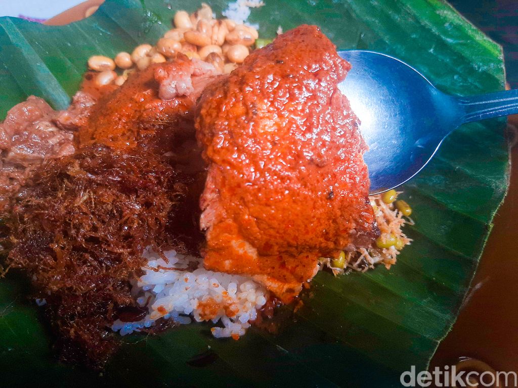 Nasi Campur Khas Lombok Bisa Dinikmati di Warung Nasi Inaq Hj. Nurilah yang Kerap Dikenal dengan Nasi Campur Seganteng. Lauknya Beragam, Paling Istimewa Daging Asap dan Beberuk.