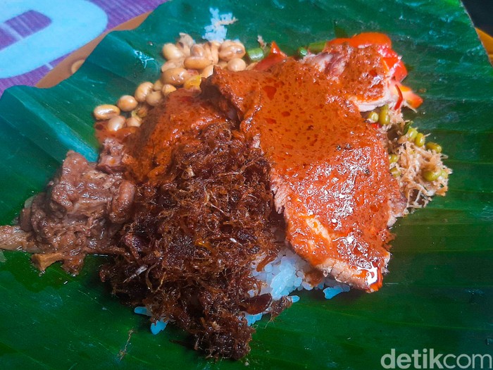 Nasi Campur Khas Lombok Nasi Campur Khas Lombok Bisa Dinikmati di Warung Nasi Inaq Hj. Nurilah yang Kerap Dikenal dengan Nasi Campur Seganteng. Lauknya Beragam, Paling Istimewa Daging Asap dan Beberuk.