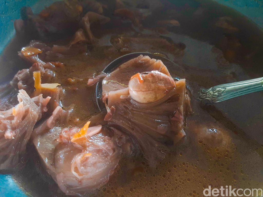 Nasi Campur Khas Lombok Bisa Dinikmati di Warung Nasi Inaq Hj. Nurilah yang Kerap Dikenal dengan Nasi Campur Seganteng. Lauknya Beragam, Paling Istimewa Daging Asap dan Beberuk.
