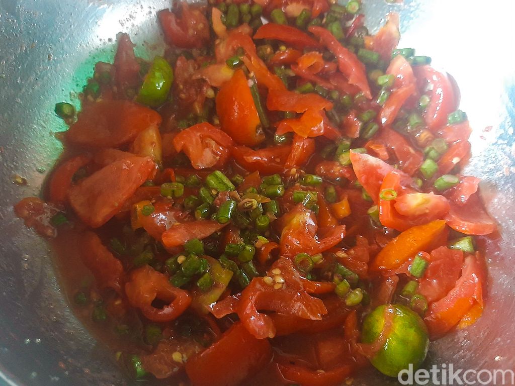 Nasi Campur Khas Lombok Bisa Dinikmati di Warung Nasi Inaq Hj. Nurilah yang Kerap Dikenal dengan Nasi Campur Seganteng. Lauknya Beragam, Paling Istimewa Daging Asap dan Beberuk.