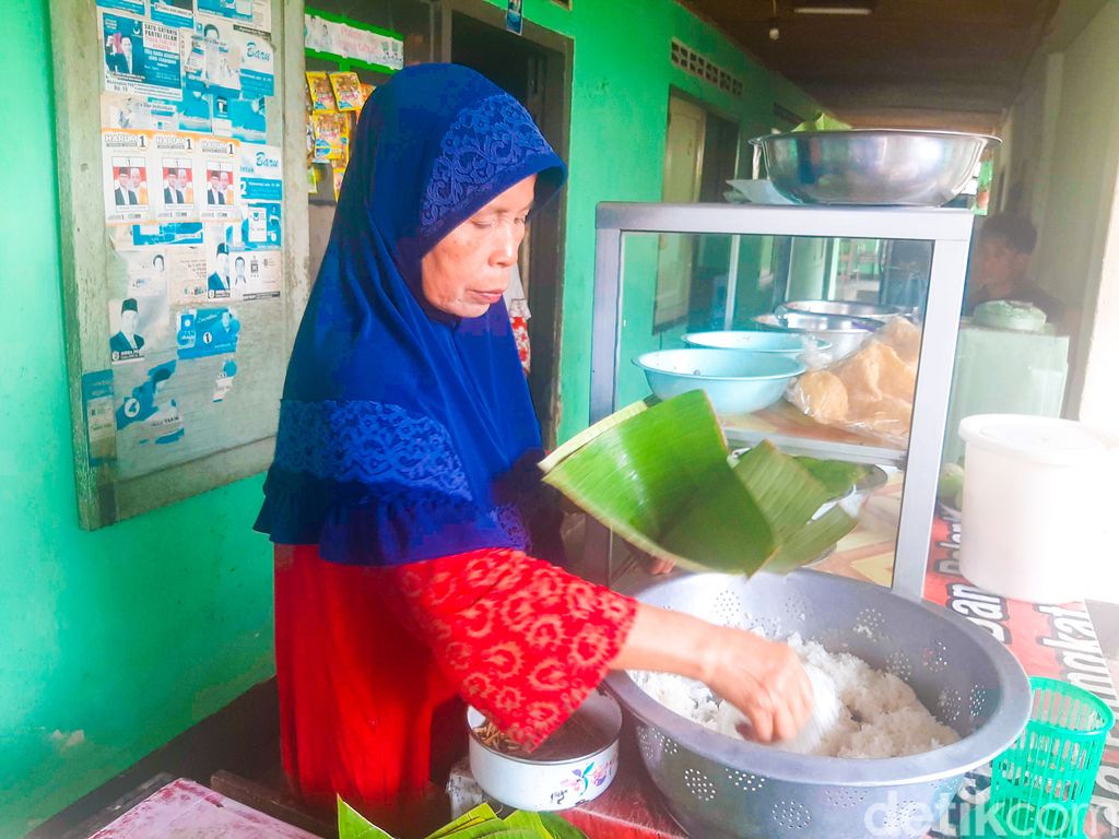 Nasi Campur Khas Lombok Bisa Dinikmati di Warung Nasi Inaq Hj. Nurilah yang Kerap Dikenal dengan Nasi Campur Seganteng. Lauknya Beragam, Paling Istimewa Daging Asap dan Beberuk.
