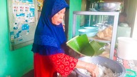 Hj. Nurilah yang meracik nasi campur ini sejak dulu. Tak heran kalau rasa autentiknya membuat nasi campur ini makin sedap. Foto: detikFood/Yenny Mustika Sari