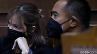 Nia Ramadhani dan Ardi Bakrie serius saat mendengarkan Jaksa Penuntut Umum. Foto: Palevi