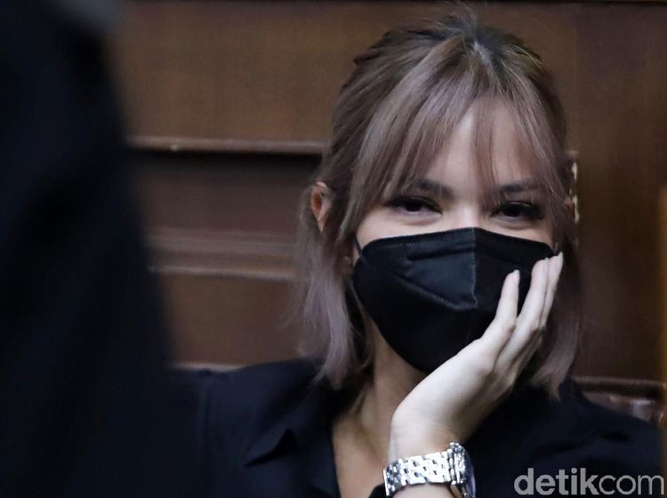 Pose Nia Ramadhani Usai Disemprot Hakim