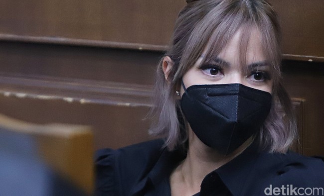 Rambut berpotongan bob dicat dengan warna ashy purple dan ditata kuncir tengah.  Foto: Palevi