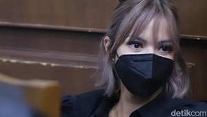 Penampilan Baru Nia Ramadhani dan Keributan di Sidang Perdana