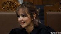 Nia Ramadhani juga sempat membuka maskernya. Ia sesekali terlihat tersenyum. Foto: Palevi
