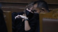 Nia Ramadhani tampak berdiskusi dengan suaminya, Ardi Bakrie. Foto: Palevi/detikcom