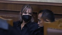 Namun ada yang menarik perhatian dari Nia Ramadhani di sidang perdana ini. Foto: Palevi/detikcom