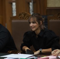Nia Ramadhani tampil lebih segar dengan gaya dan warna rambut baru saat sidang di Pengadilan Negeri Jakarta Pusat, 2 Desember 2021. Foto: Palevi/detikcom