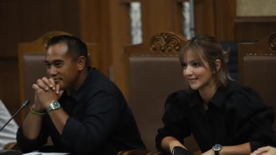Penampakan Nia Ramadhani yang Punya Gaya Rambut Baru di Sidang Narkoba