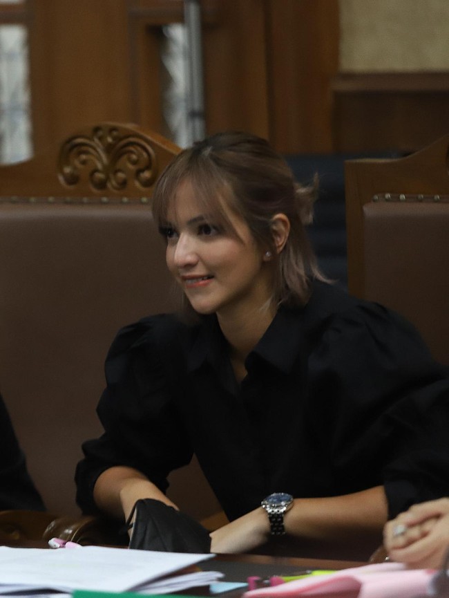 Nia Ramadhani tampil lebih segar dengan gaya dan warna rambut baru saat sidang di Pengadilan Negeri Jakarta Pusat, 2 Desember 2021. Foto: Palevi/detikcom