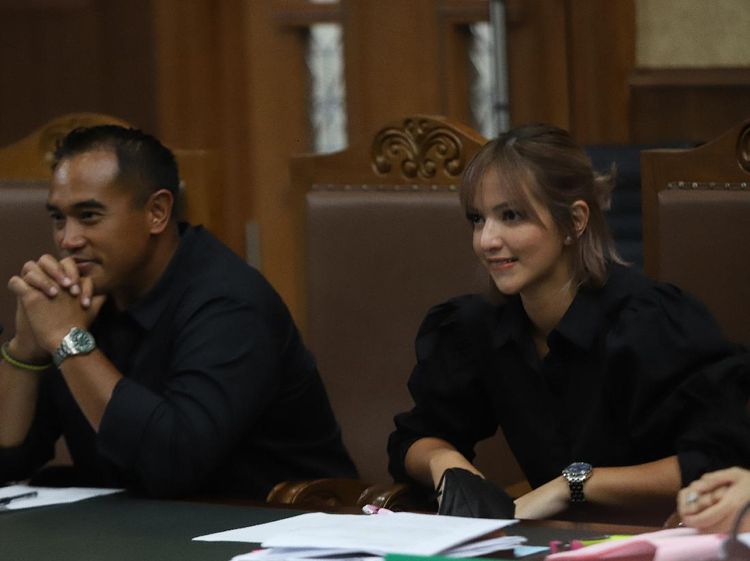 Penampakan Nia Ramadhani yang Punya Gaya Rambut Baru di Sidang Narkoba