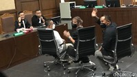 Mereka sempat menyapa orang-orang yang ada di Pengadilan. Foto: Hanif/detikHOT