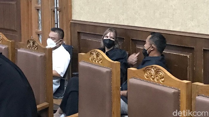 Nia Ramadhani dan Ardi Bakrie Nia Ramadhani dan Ardi Bakrie jalani sidang narkoba