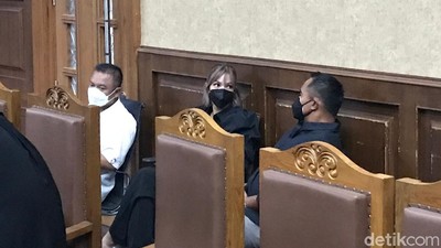 Penampilan Nia Ramadhani dan Ardi Bakrie Jalani Sidang Narkoba