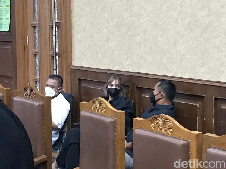 Penampilan Nia Ramadhani dan Ardi Bakrie Jalani Sidang Narkoba