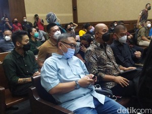 Kakak Ipar Menangis di Sidang Nia Ramadhani-Ardi Bakrie