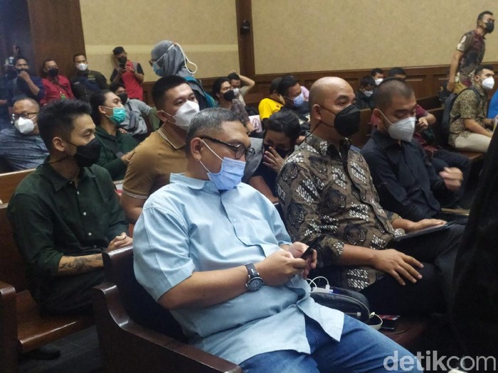 Kakak ipar Nia Ramadhani menangis di pengadilan.